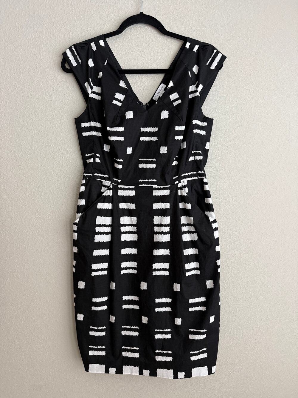 CALVIN KLEIN Sz 10 Sheath Pencil Dress Cap Sleeve V Neck Block Print Black
